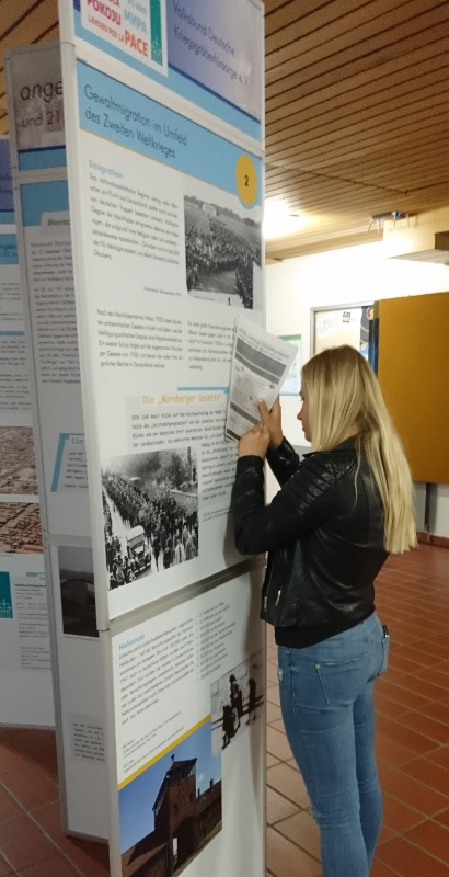 Eine Schülerin der CBS erkundet die Ausstellung "Flucht und Vertreibung"