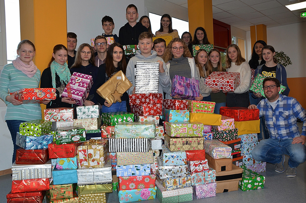Schülerinnen und Schüler mit den Geschenken für die Schwalmer Rumänienhilfe